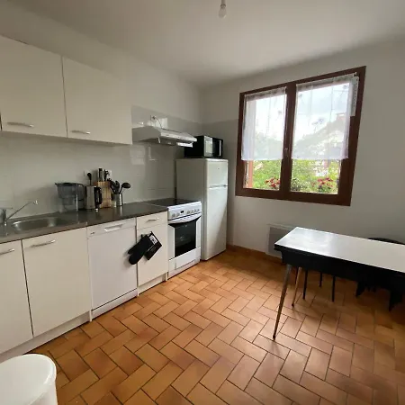 Maison Chaleureuse Avec Un Grand Jardin Villa *