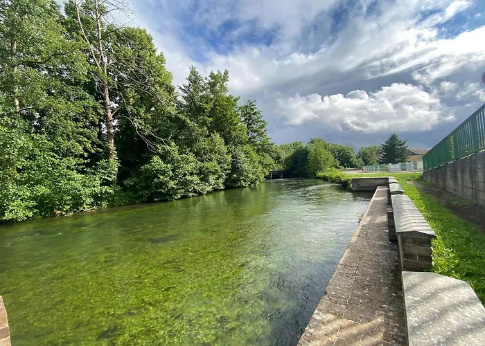 Maison Chaleureuse Avec Un Grand Jardin Villa